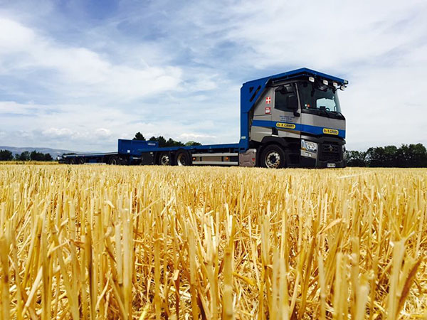 Camion, champ de blé